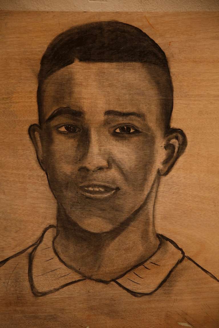 Reproducción fotográfica de un retrato hecho con ceniza de Juan Manuel Montaño, uno de los cinco jóvenes asesinados en Llano Verde.