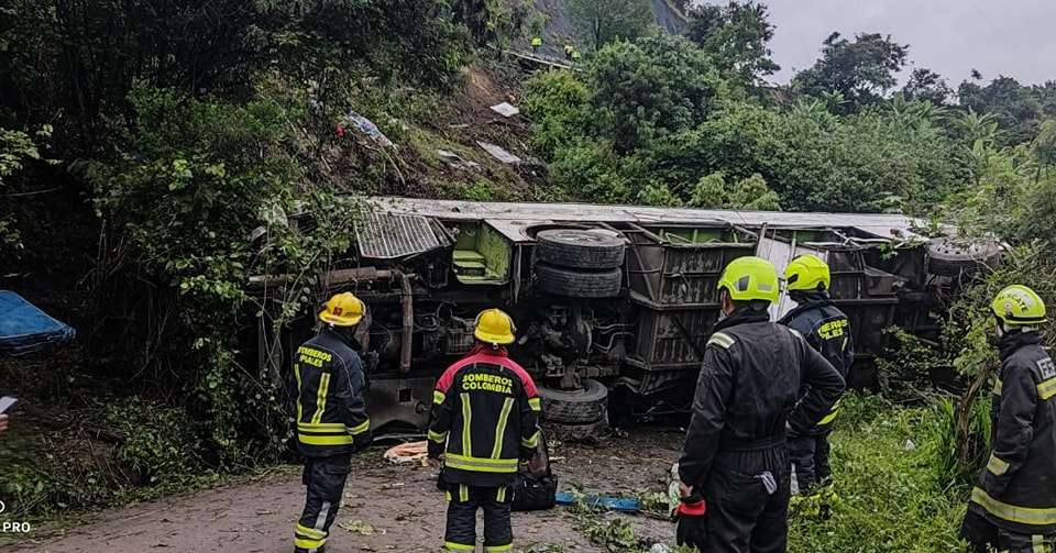 Un trágico accidente en la vía Pasto-Ipiales dejó 13 muertos el viernes 3 de enero. La causa preliminar es una falla en los frenos del bus, aunque también investigan si hubo imprudencia del conductor.