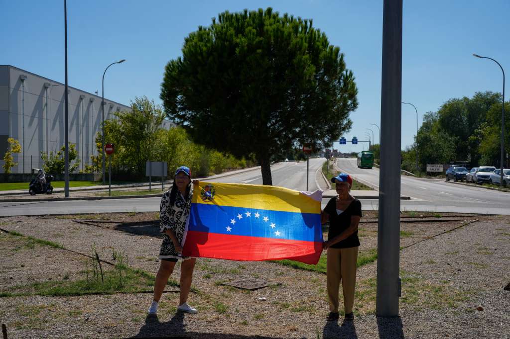TORREJÓN DE ARDOZ (MADRID), 08/09/2024.-Simpatizantes del excandidato opositor a la Presidencia de Venezuela, Edmundo González Urrutia, en la puerta de la base aérea de Torrejón de Ardoz (Madrid). Edmundo González Urrutia ha llegado a Madrid en un avión de las Fuerzas Aéreas españolas.-EFE/ Borja Sánchez-trillo