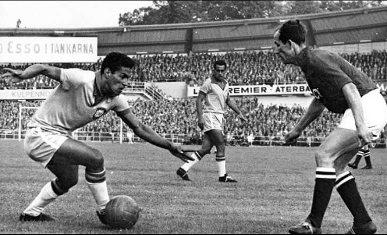 Garrincha, la pelota, la mirada clavada en el rival, y el rival tratando de adivinar qué iría a hacer el brasileño. Le decían Mané, tenía una pierna seis centímetros más corta que la otra. Era imprevisible. / Cortesía