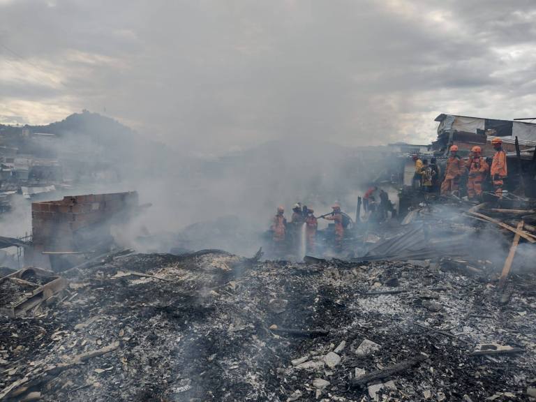 Incendio dejó 39 familias damnificadas en comuna Villa Santana de Pereira