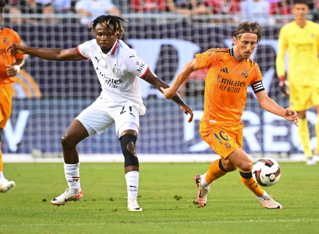 AME7015. CHICAGO (ESTADOS UNIDOS), 31/07/2024.- ALuka Modrić (d) de Real Madrid disputa un balón con Samuel Chukwueze de Milan este miércoles, durante un apartido amistoso entre Real Madrid y AC Milan, en el estadio Soldier Field de Chicago (EEUU). EFE/ Nuccio Dinuzzo