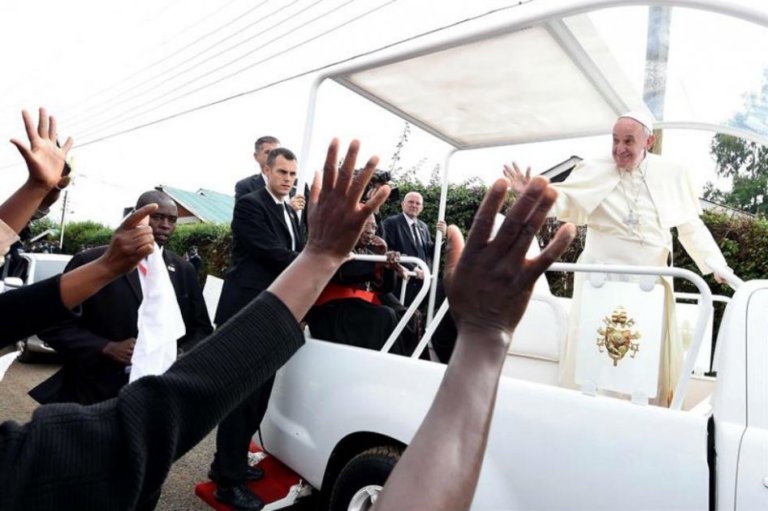 Papa Francisco pone fin a su viaje por África
