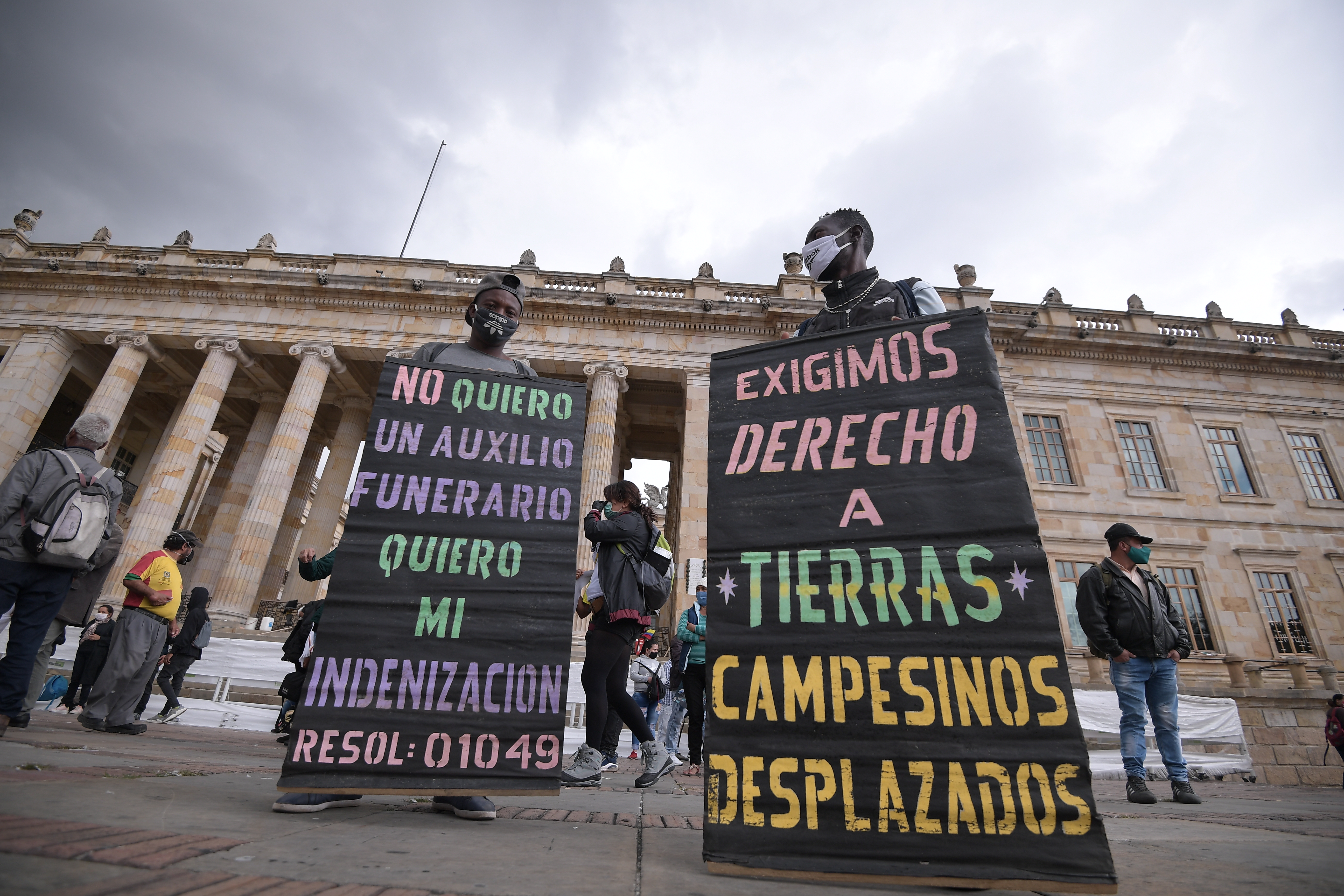 Cientos de víctimas del conflicto armado en Colombia, en su mayoría desplazados, se concentraron en la Plaza de Bolívar (Bogotá), para protestar, según ellos, por los incumplimientos de varios acuerdos pactados con el Estado. Además, exigen garantías de reparación y no repetición.