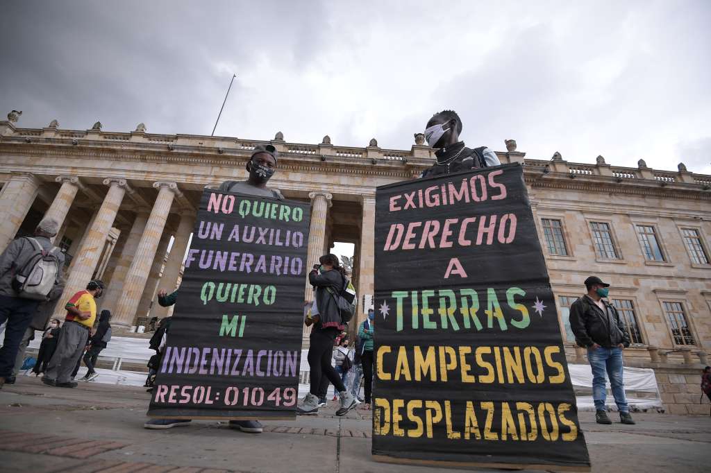 Cientos de víctimas del conflicto armado en Colombia, en su mayoría desplazados, se concentraron en la Plaza de Bolívar (Bogotá), para protestar, según ellos, por los incumplimientos de varios acuerdos pactados con el Estado. Además, exigen garantías de reparación y no repetición.
