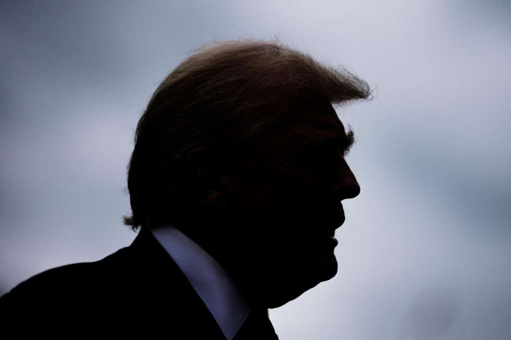 WASHINGTON (United States), 01/08/2025.- US President Donald Trump speaks to the media before walking to Marine One as he leaves the White House, in Washington, DC, USA, 01 August 2025. President Trump is due to spend the weekend in Bedminster New Jersey. EFE/EPA/AARON SCHWARTZ / POOL