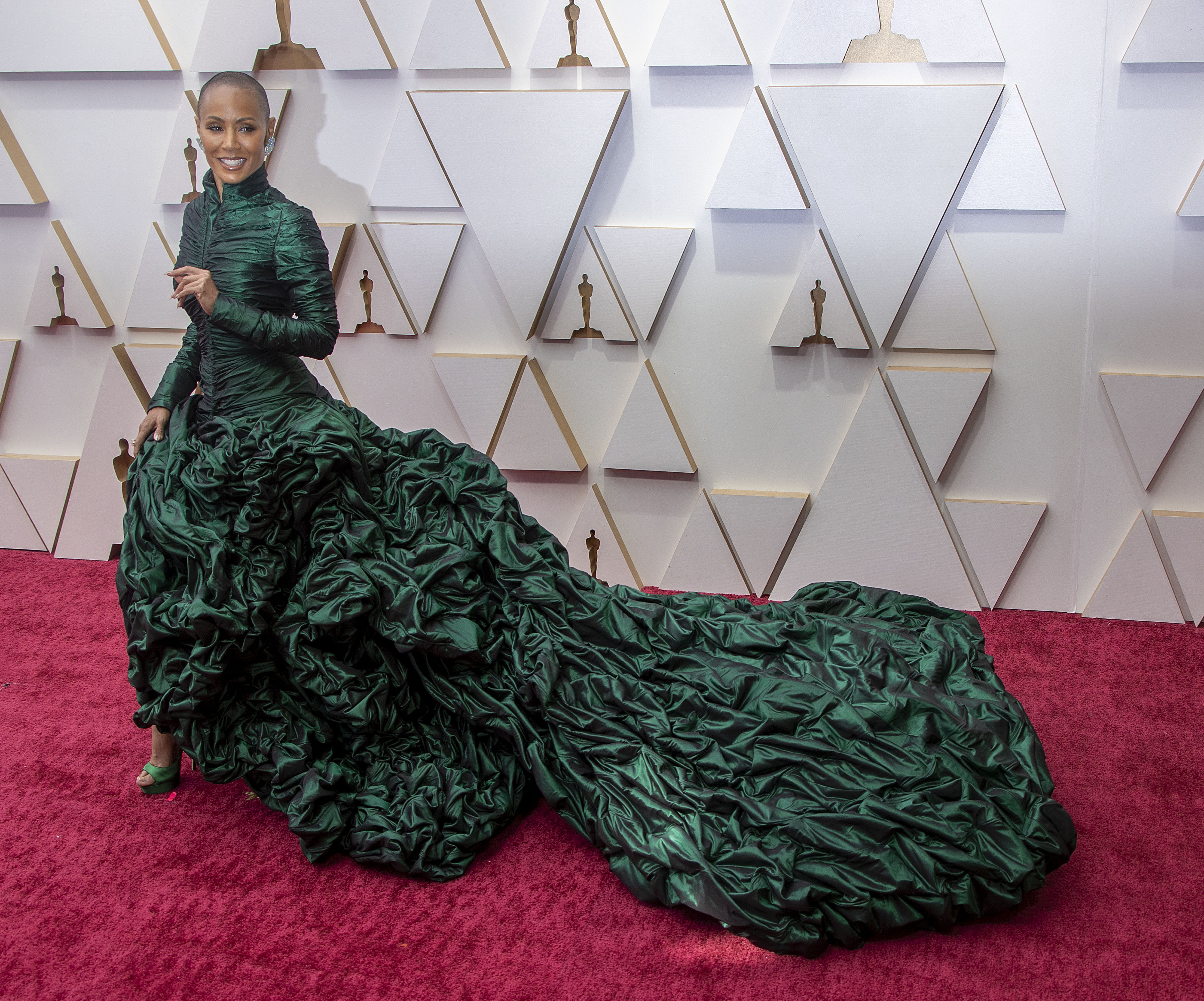 OSC01. LOS ÁNGELES (CA, EE.UU.).- 27/03/2022.- Jada Pinkett Smith posa en la alfombra roja de los Premios Óscar hoy, en el Teatro Dolby de Los Ángeles, California (EE.UU.). EFE/ Javier Rojas