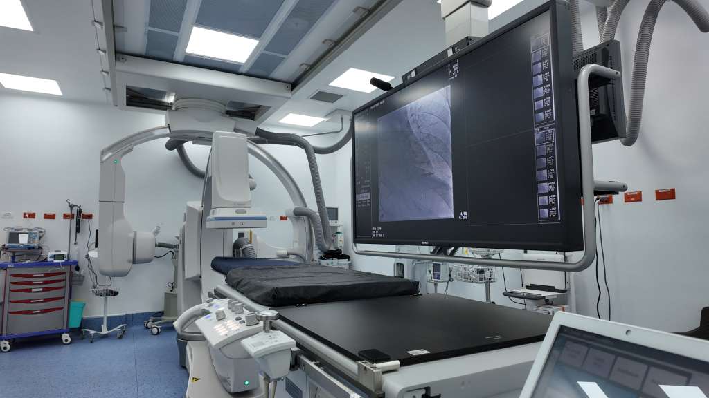 Primer angiógrafo de alta tecnología para la salud pública capitalina.