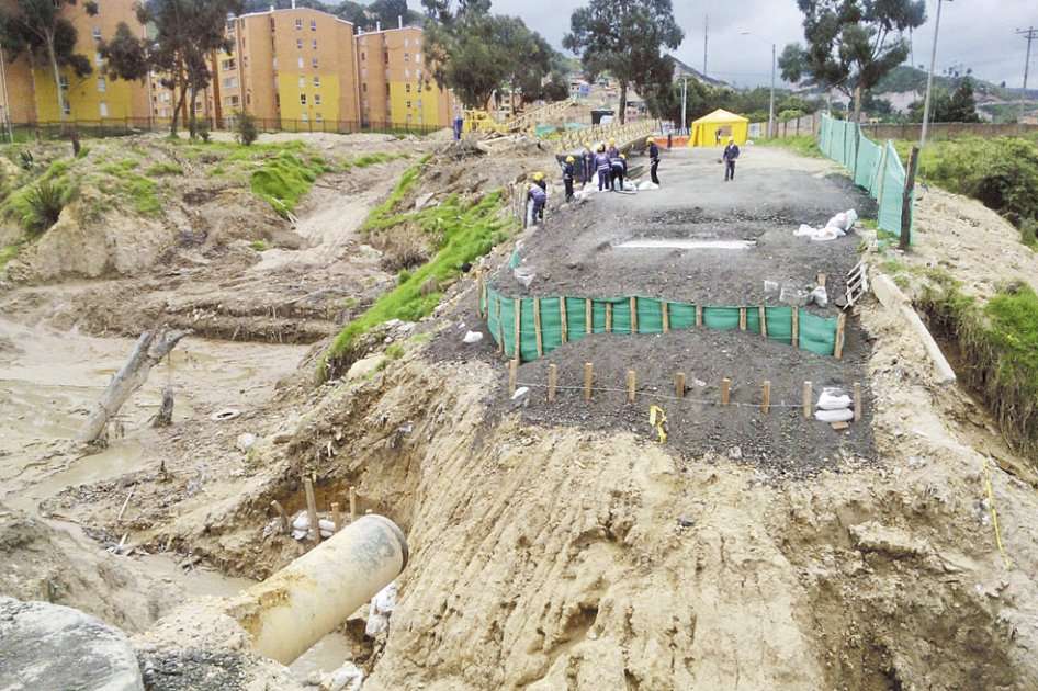 Este puente, que comunica al Danubio y La Fiscala, debió ser entregado desde hace una semana. / Camilo Segura