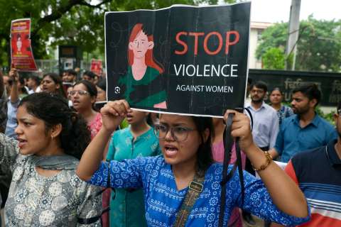 Se intensifican protestas por violación y asesinato de una residente en India
