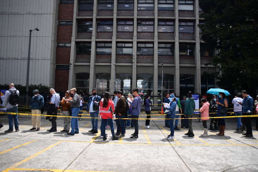 Filas durante el último día de pago del predial en la capital