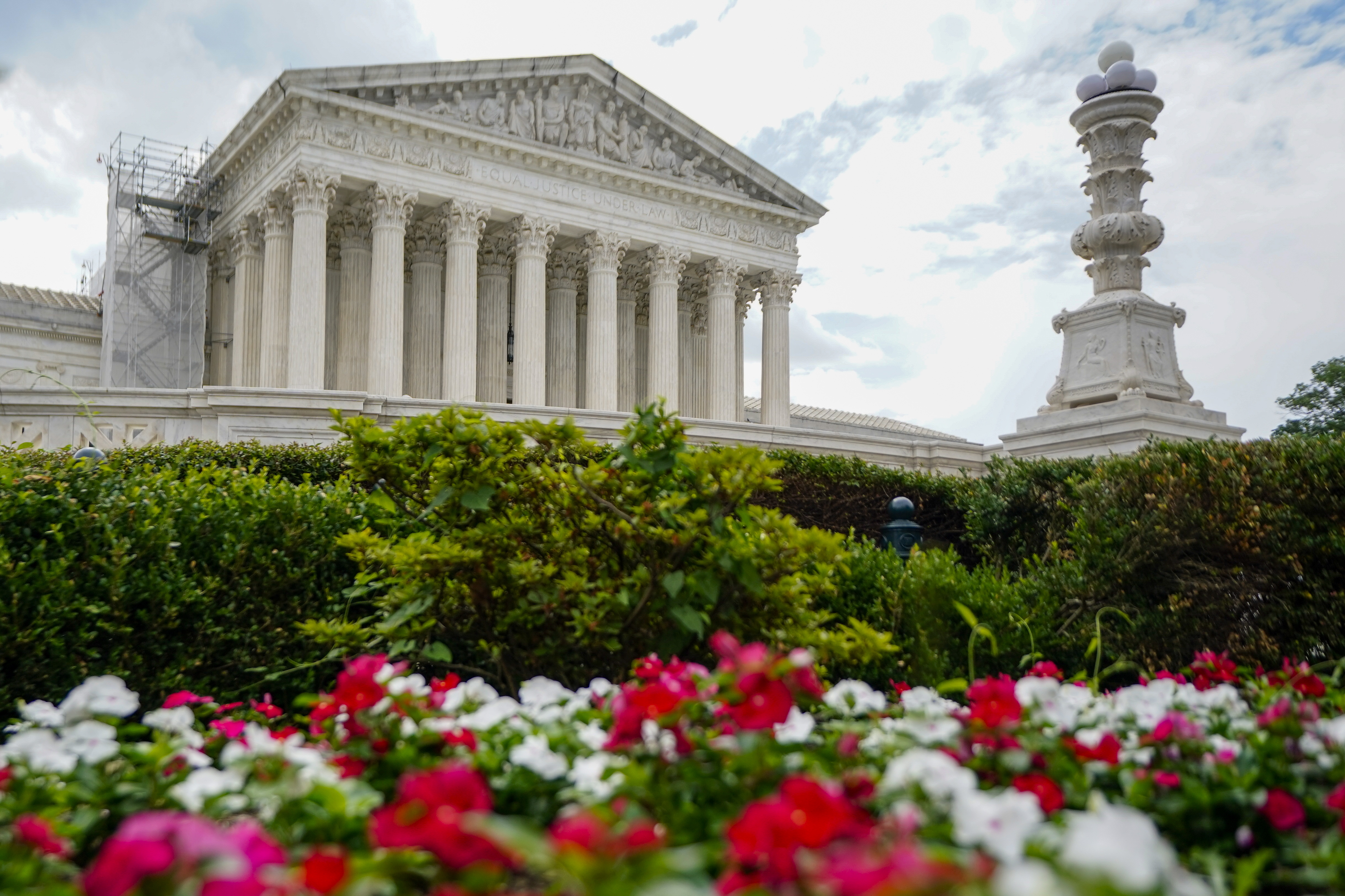 Washington (United States), 27/06/2023.- US Supreme Court, as the high judges prepare to issue their most important rulings of the year in Washington, DC, USA, 27 June 2023. Before departing for its customary summer recess the Supreme Court still has multiple cases to decide, including whether colleges can continue to use affirmative action, whether President Joe Biden has the authority to cancel student debt and whether certain businesses have a right to refuse services for same-sex weddings. (Estados Unidos) EFE/EPA/SHAWN THEW