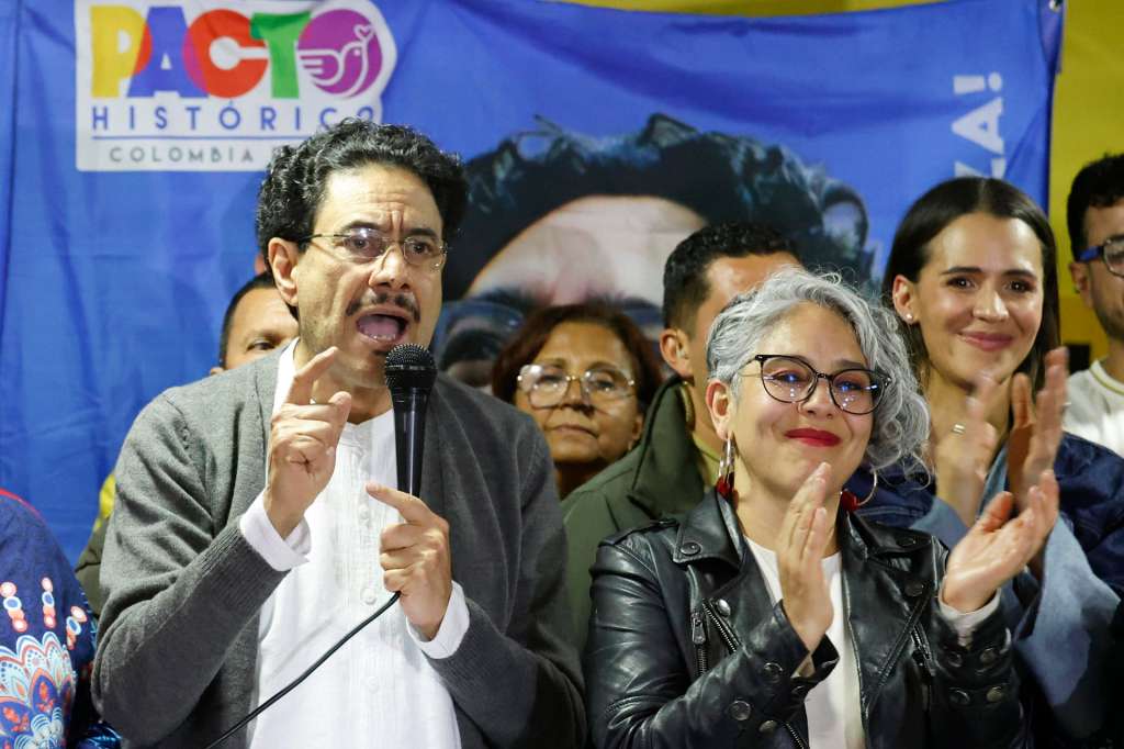 AME2255. BOGOTÁ (COLOMBIA), 26/10/2025.- El senador Iván Cepeda (i) habla junto a la senadora María José Pizarro (d) tras vencer en la consulta a la exministra Carolina Corcho este domingo, en Bogotá (Colombia). Cepeda, filósofo y político de 63 años, ganó la consulta interna del Pacto Histórico, coalición del Gobierno, al derrotar a Carolina Corcho, y será el candidato presidencial de la izquierda para las elecciones de 2026. EFE/ Mauricio Dueñas Castañeda