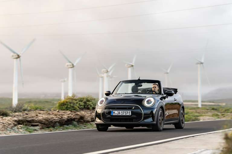 En total, el Mini descapotable cuenta con un sistema de propulsión eléctrico que le permite entregar hasta 184 caballos de potencia.