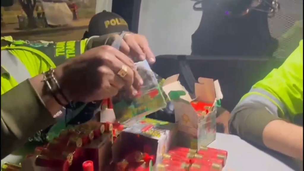 La policía halló el cargamento oculto en un camión de mensajería.