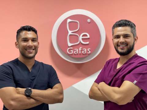 Le pusieron estilo y un costo asequible a la salud visual