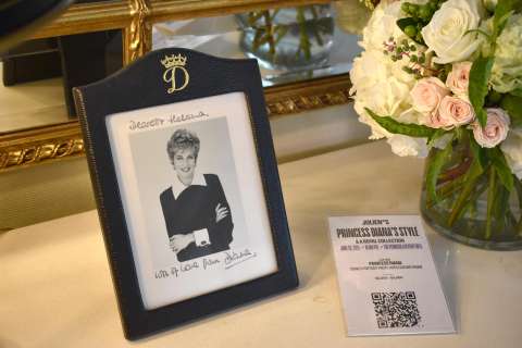 Vestidos emblemáticos de la princesa Diana subastados por millonarias sumas
