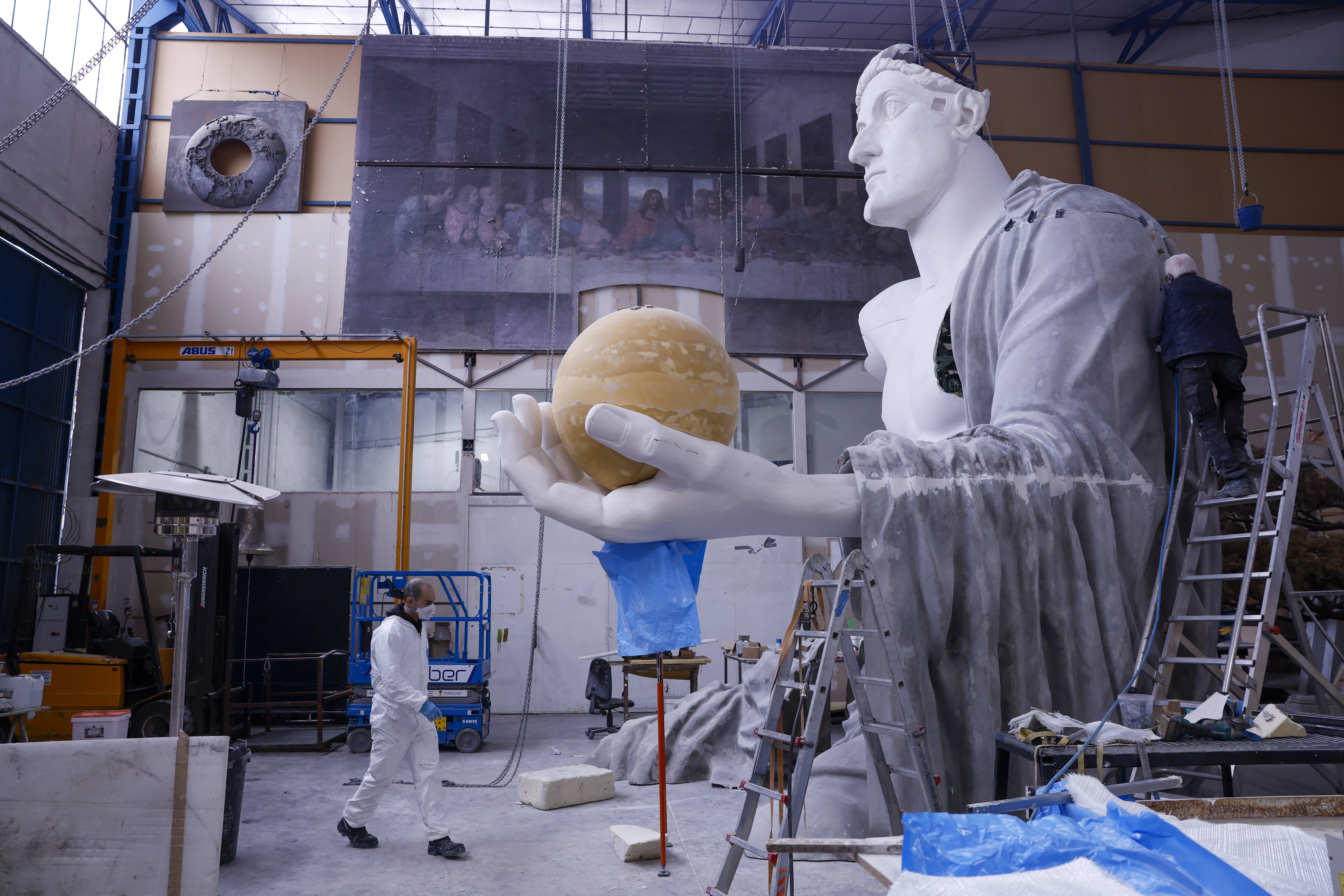 MADRID, 21/03/2025.- Devolver a la vida a los enormes colosos romanos, tumbas de faraones egipcios como Tutankamón, esculturas de Bernini o cuadros de Van Gogh a través de reproducciones exactas es la misión de Factum Foundation, una organización sin ánimo de lucro encargada de preservar, digitalizar y reproducir las grandes obras de arte de la humanidad. EFE/Javier Lizón