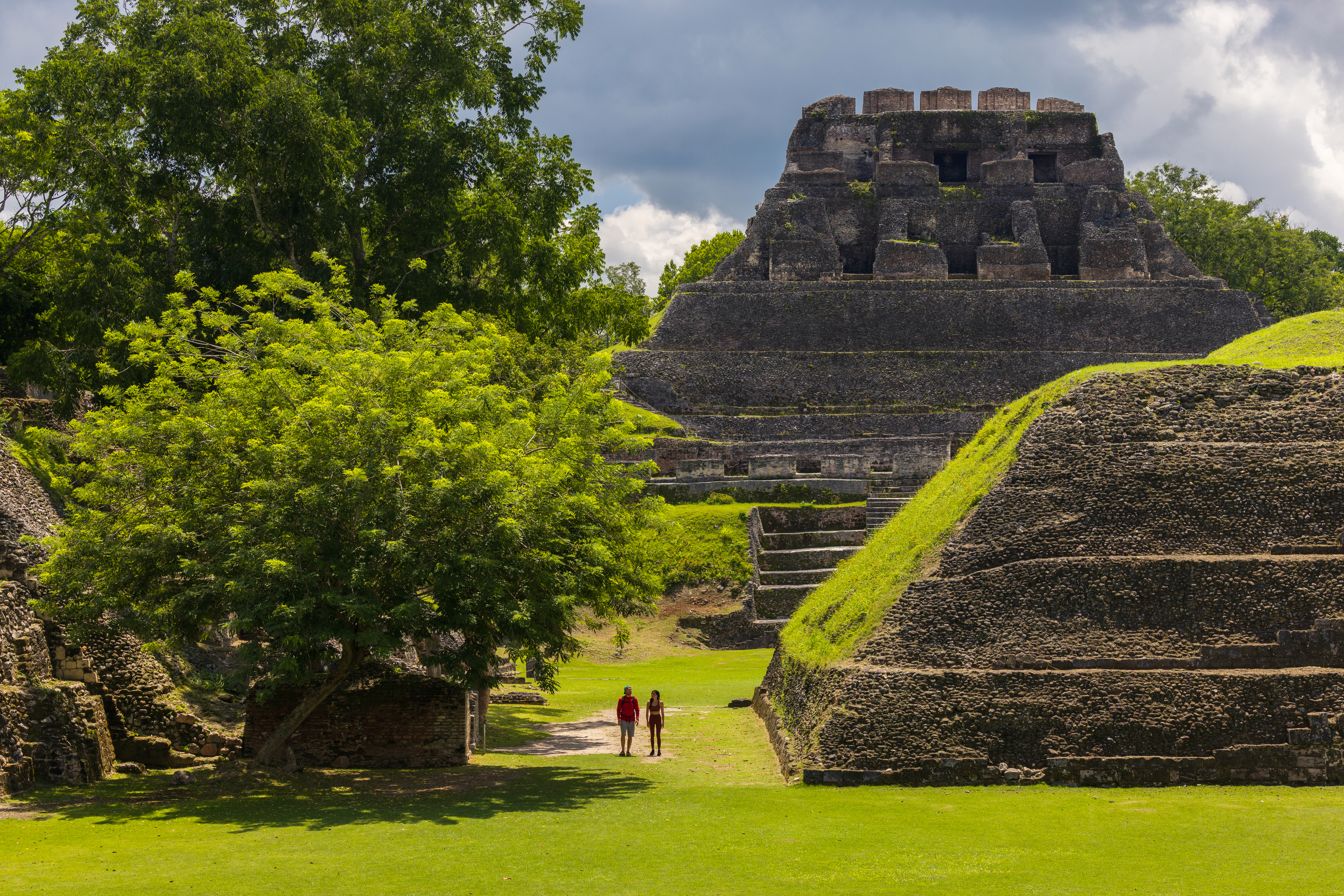 Belice tiene una abundante selva tropical, donde los visitantes pueden explorar antiguos sitios de la cultura Maya.