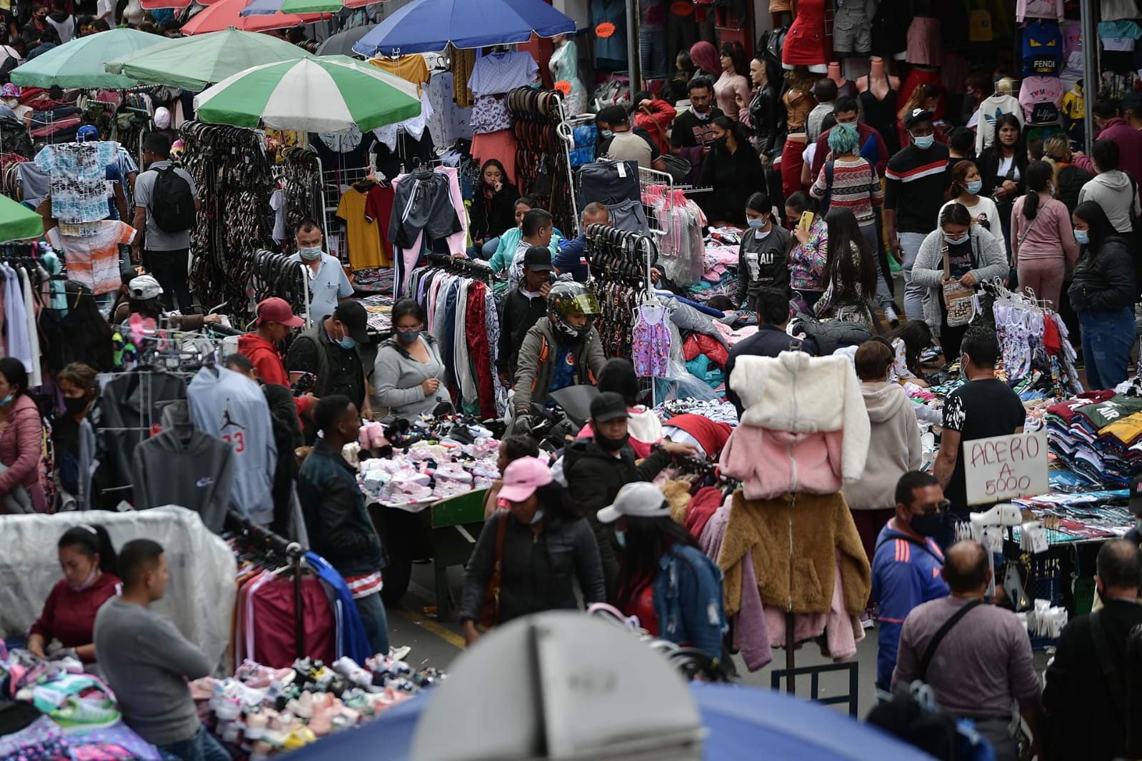A dos días de la navidad, los capitalinos que buscan regalos a buen precio llegan desde temprano a este popular sector comercial.