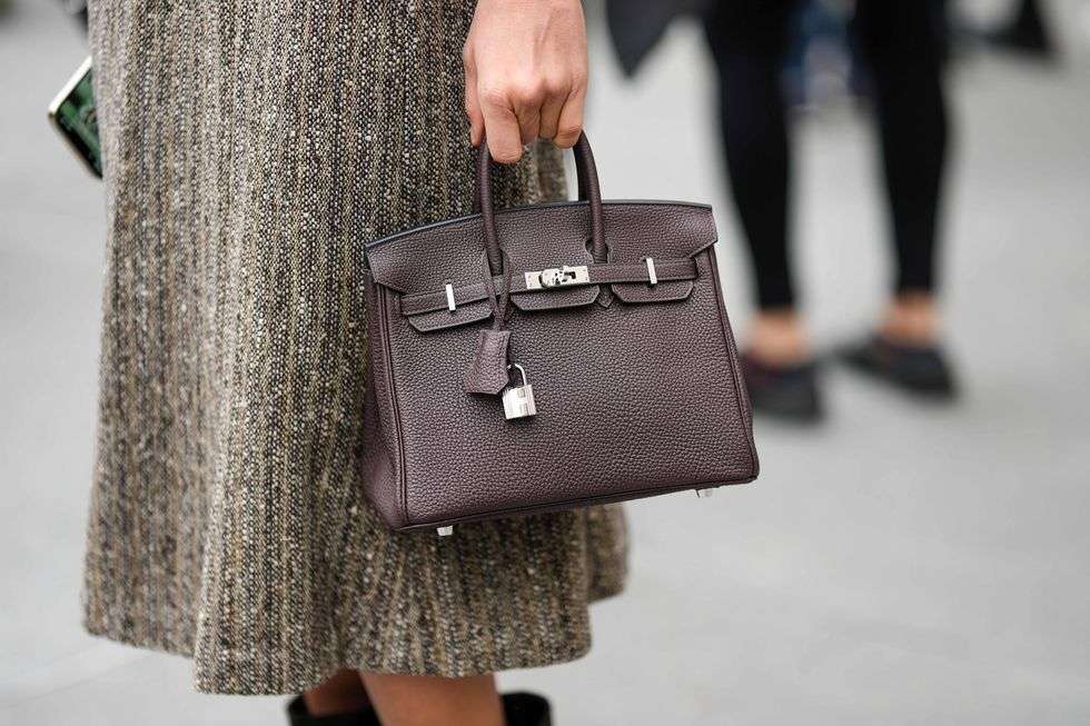 La Birkin de Hermès ha dividido y confundido al internet. Desde hace varios, en Instagram vimos la imagen de esta icónica cartera dando vueltas por diferentes cuentas y con diseños hechos con Lego.