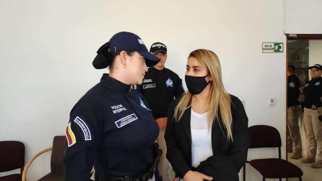 Imágenes de los momentos previos a la extradición de Nini Johana Úsuga David, alias La Negra.