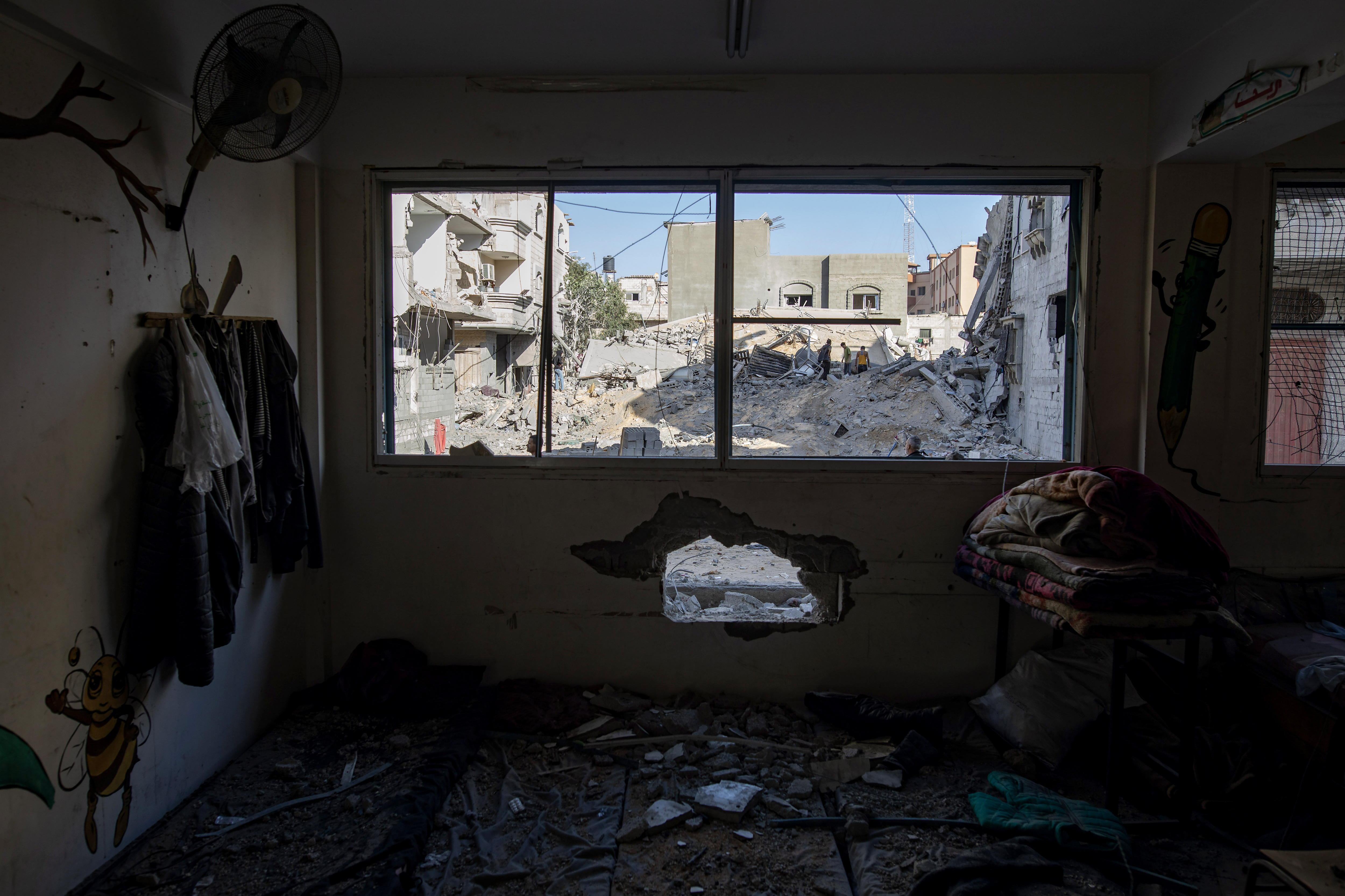 Khan Yunis (-), 21/06/2024.- A view of damage in a United Nations (UN) school housing displaced people, which was damaged after an Israeli military strike near its location, in Khan Yunis, southern Gaza Strip, 21 June 2024. More than 37,000 Palestinians and over 1,400 Israelis have been killed, according to the Palestinian Health Ministry and the Israel Defense Forces (IDF), since Hamas militants launched an attack against Israel from the Gaza Strip on 07 October 2023, and the Israeli operations in Gaza and the West Bank which followed it. EFE/EPA/HAITHAM IMAD