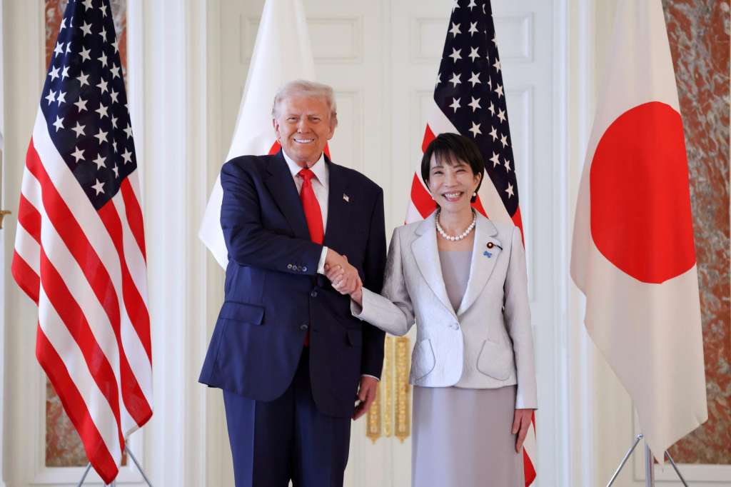 TOKYO (Japan), 28/10/2025.- US President Donald Trump (L) shakes hands with Japan's Prime Minister Sanae Takaichi upon his arrival at Akasaka Palace State Guest House for the Japan-US summit meeting in Tokyo, Japan, 28 October 2025. Trump is on a three-day visit to Japan from 27 to 29 October to reaffirm the Japan–U.S. alliance and advance economic talks. (Japón, Tokio) EFE/EPA/JAPAN POOL / JIJI PRESS EDITORIAL USE ONLY/JAPAN OUT