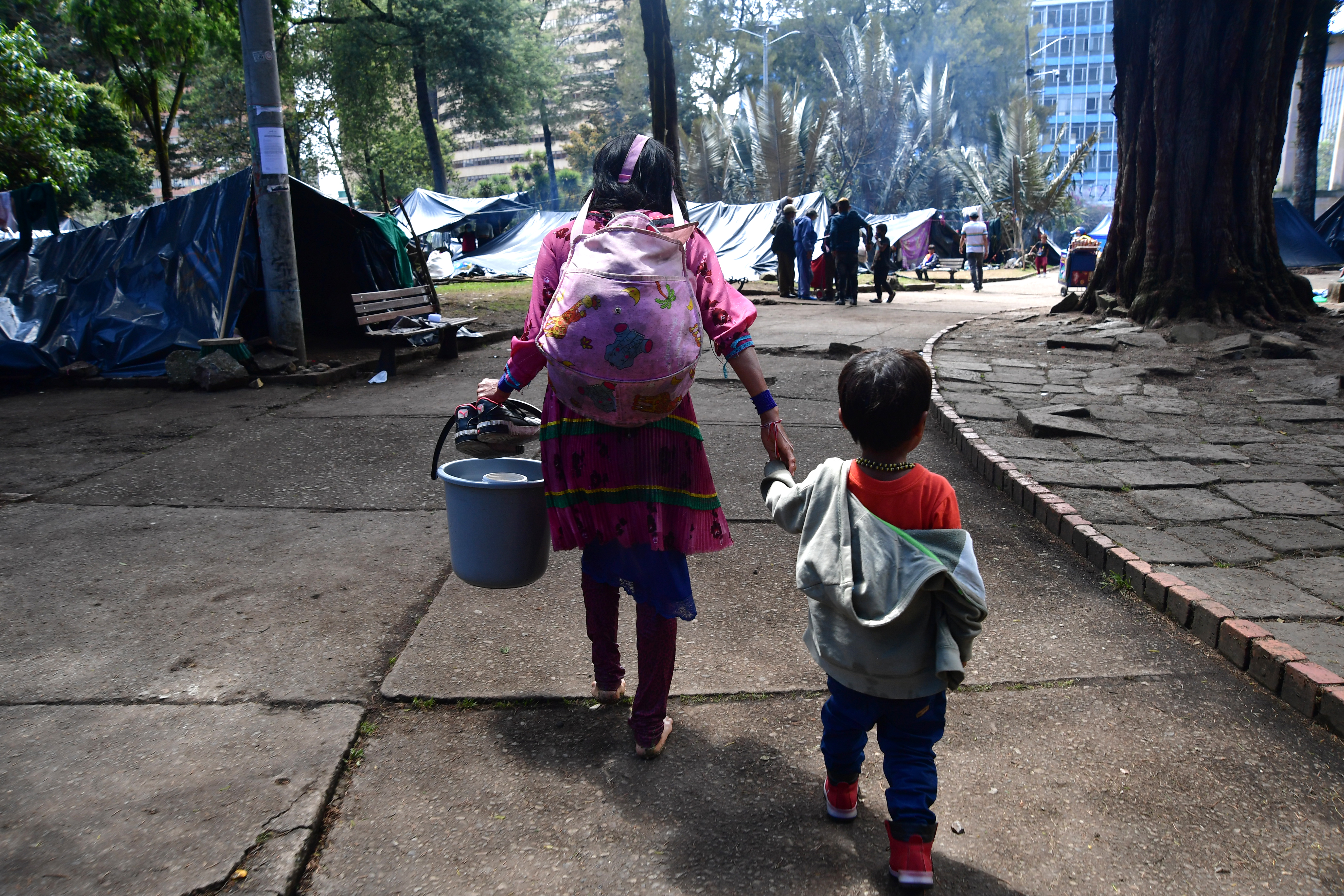 Indígenas han armado cambuches con plásticos en el Parque Nacional, al que llegaron el 29 de septiembre en su mayoría son niños, mujeres embarazadas y lactantes.