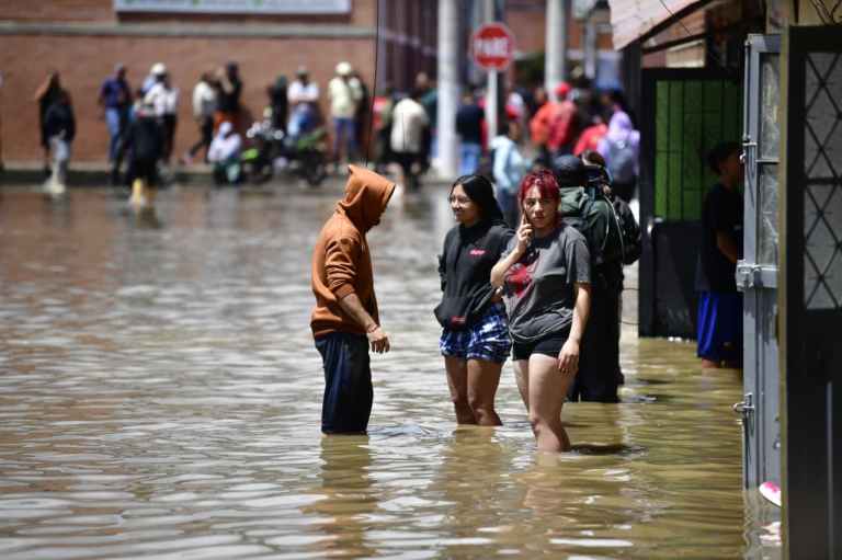 En varios sectores, el colapso del alcantarillado intensificó las inundaciones.