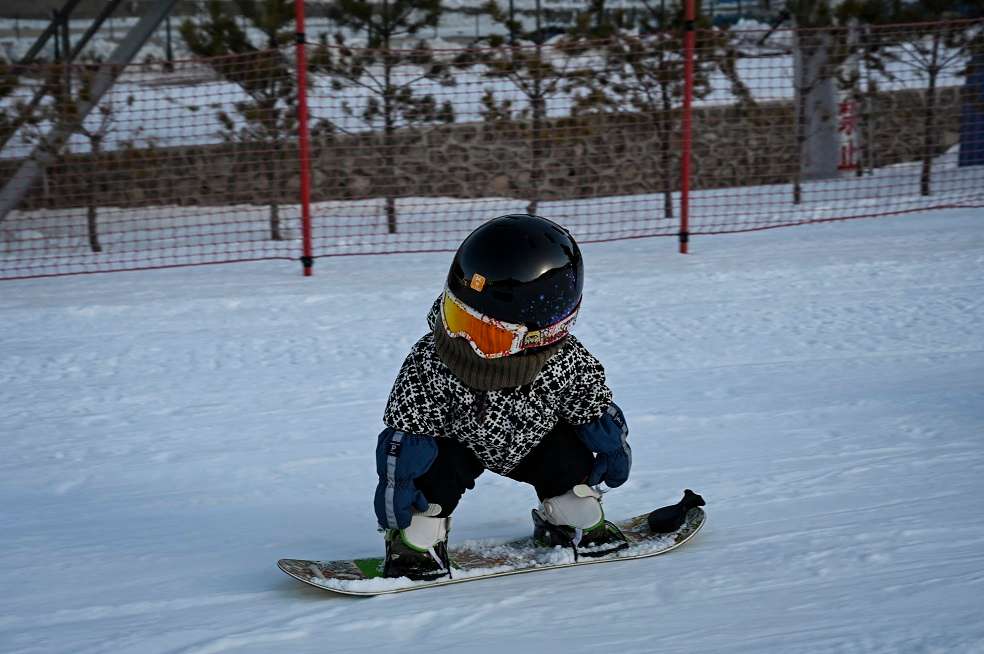 Bebé snowboarding