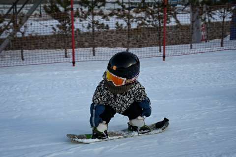 Fotos: esta bebé aún no sabe caminar, pero ya es una estrella del snowbording