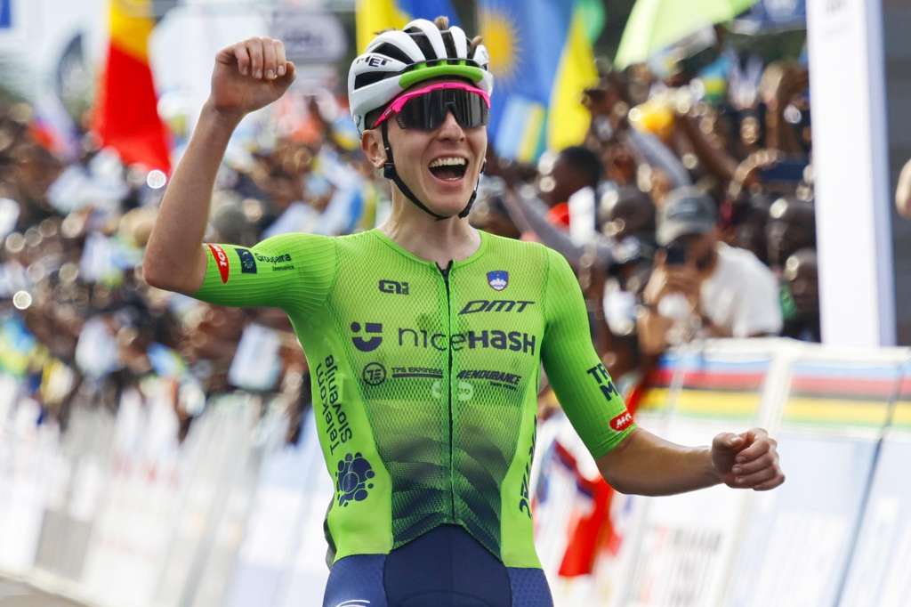 KIGALI (Rwanda), 28/09/2025.- Tadej Pogacar from Slovenia reacts after winning the Elite Men race at the UCI Road Cycling World Championships in Kigali, Rwanda, 28 September 2025. (Ciclismo, Ruanda, Eslovenia) EFE/EPA/KIM LUDBROOK