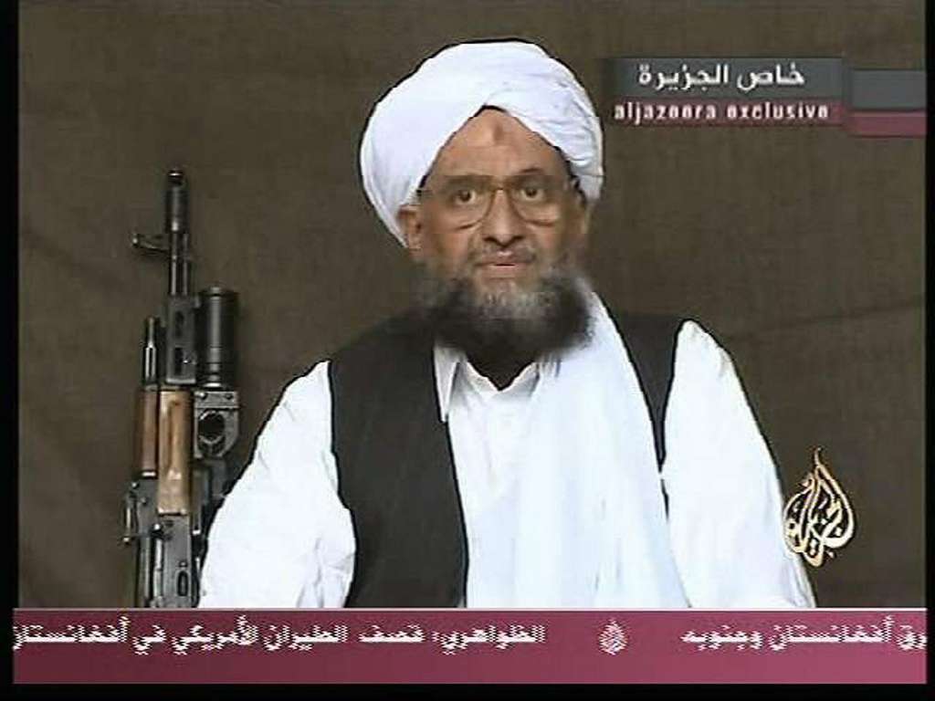 HI3868. DOHA (CATAR), 01/08/2022.- Fotografía de archivo del 9 de septiembre de 2004 que muestra una captura a una cinta de vídeo en la que aparece Ayman al-Zawahiri, entonces mano derecha de Osama bin Laden, durante una transmisión en Al-Jazeera TV desde una locación no revelada. El presidente de Estados Unidos, Joe Biden, confirmó este lunes la muerte del líder de Al Qaeda, Ayman al Zawahiri, en una operación antiterrorista estadounidense en Kabul (Afganistán) durante el fin de semana. El egipcio Ayman al Zawahiri era un médico al que sus compañeros de facultad calificaban de tímido que llegó a convertirse en uno de los terroristas más buscados del mundo, el líder de la red Al Qaeda. Tras la muerte del saudí Bin Laden, fundador de Al Qaeda, Al Zawahiri tomó el mando de la organización, que se vio reducida a una red con muchas ramas pero sin un liderazgo central, debilitada por las sucesivas pérdidas de sus comandantes y la supuesta mala salud del egipcio. EFE/ Ho / Al Jazeera ARCHIVO / EL LOGOTIPO DE AL JAZEERA NO DEBE SER RECORTADO O BLOQUEADO DE LA FOTO / SÓLO USO EDITORIAL/SÓLO DISPONIBLE PARA ILUSTRAR LA NOTICIA QUE ACOMPAÑA (CRÉDITO OBLIGATORIO)