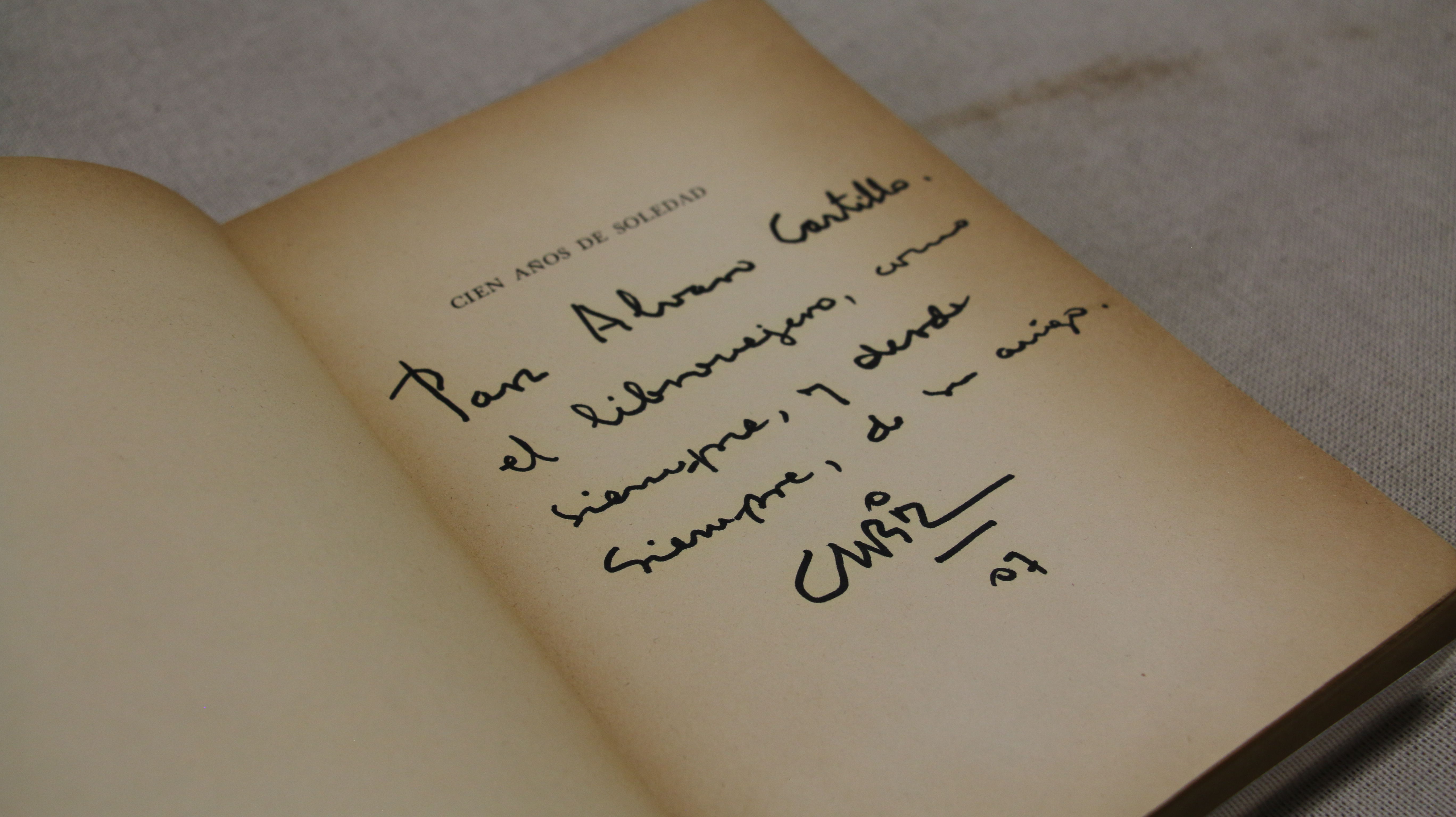 Fotografías de los objetos sagrados en la Biblioteca Nacional.