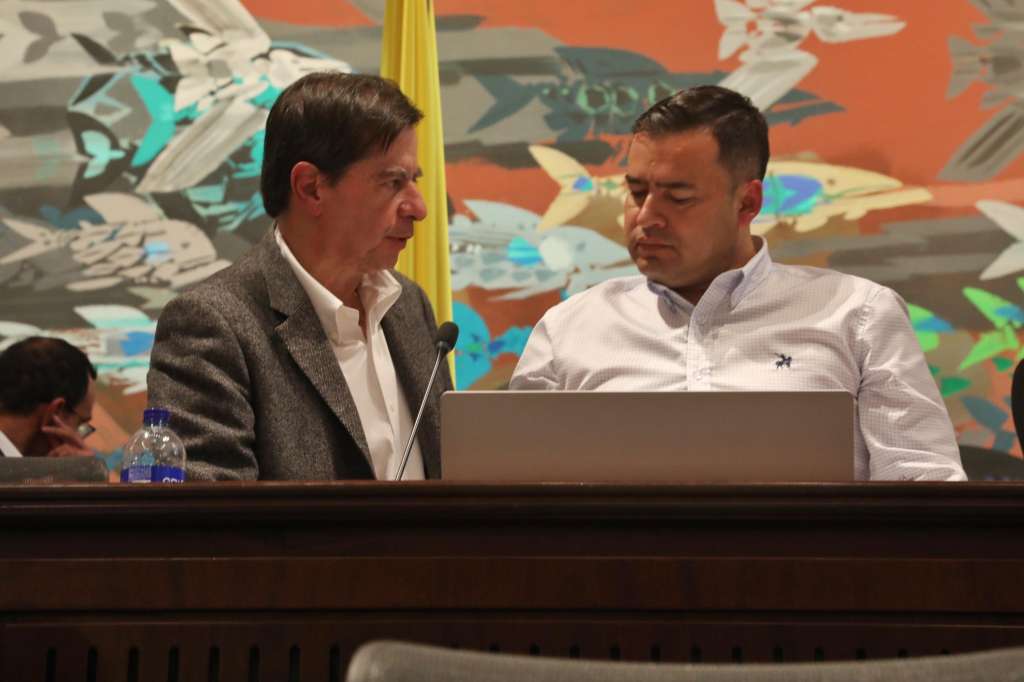 Ministro Juan Fernando Cristo y presidente de la Cámara, Jaime Raúl Salamanca, en debate reforma a la salud.