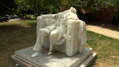 Una estatua de Abraham Lincoln casi pierde la cabeza en Washington