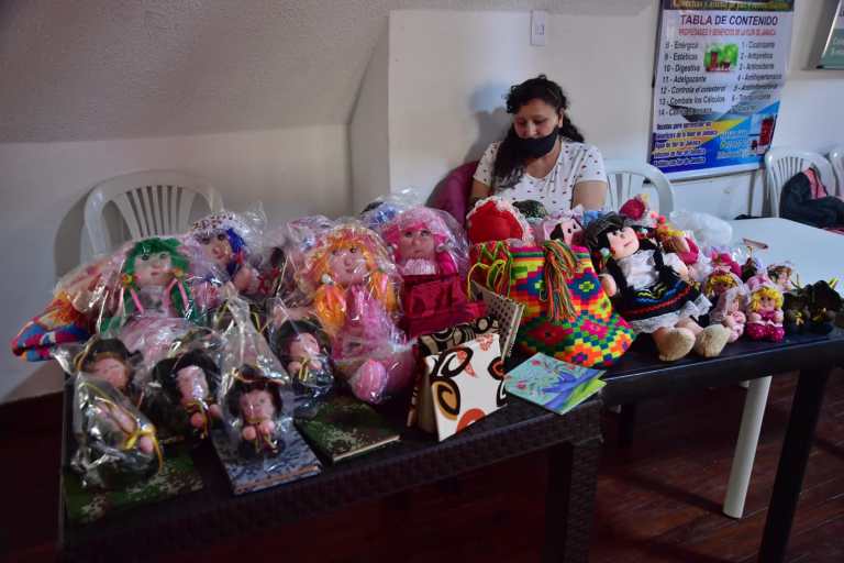 A una semana de la llegada del niño Dios, y con él la entrega de regalos, algunos siguen dudando cuáles serán las mejores opciones para familiares y amigos. Y qué mejor que encontrar un regalo ideal que también apoye la construcción de paz.
