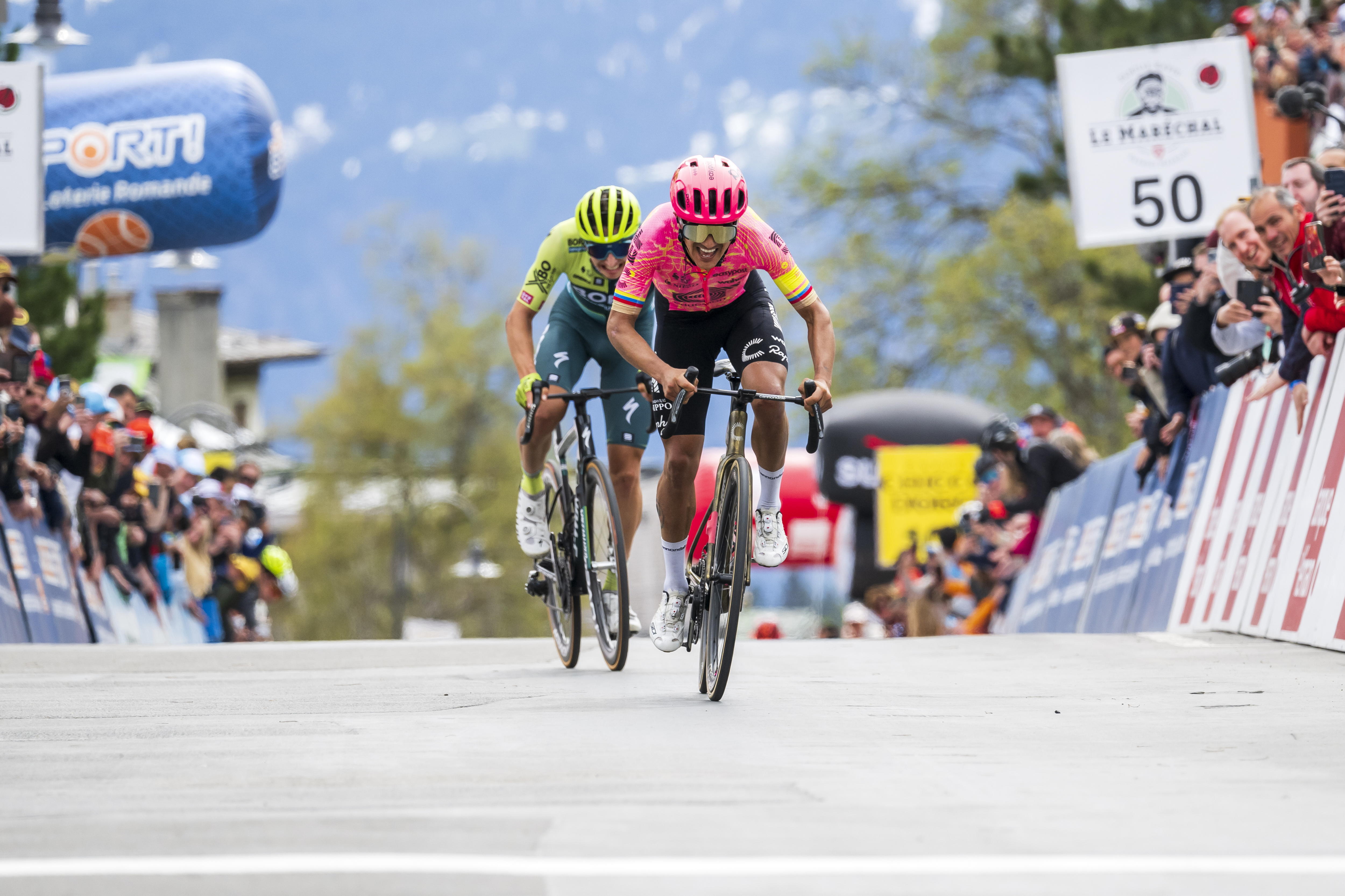 Leysin (Switzerland), 27/04/2024.- Richard Carapaz (R) from Ecuador of team EF Education-Easypost wins ahead of Florian Lipowitz (L) from Germany of team Bora-Hansgrohe, the fourth stage, a 151.7 km race between Saillon and Leysin at the 77th Tour de Romandie UCI World Tour Cycling race, Leysin, Switzerland, 27 April 2024. (Ciclismo, Alemania, Suiza) EFE/EPA/JEAN-CHRISTOPHE BOTT