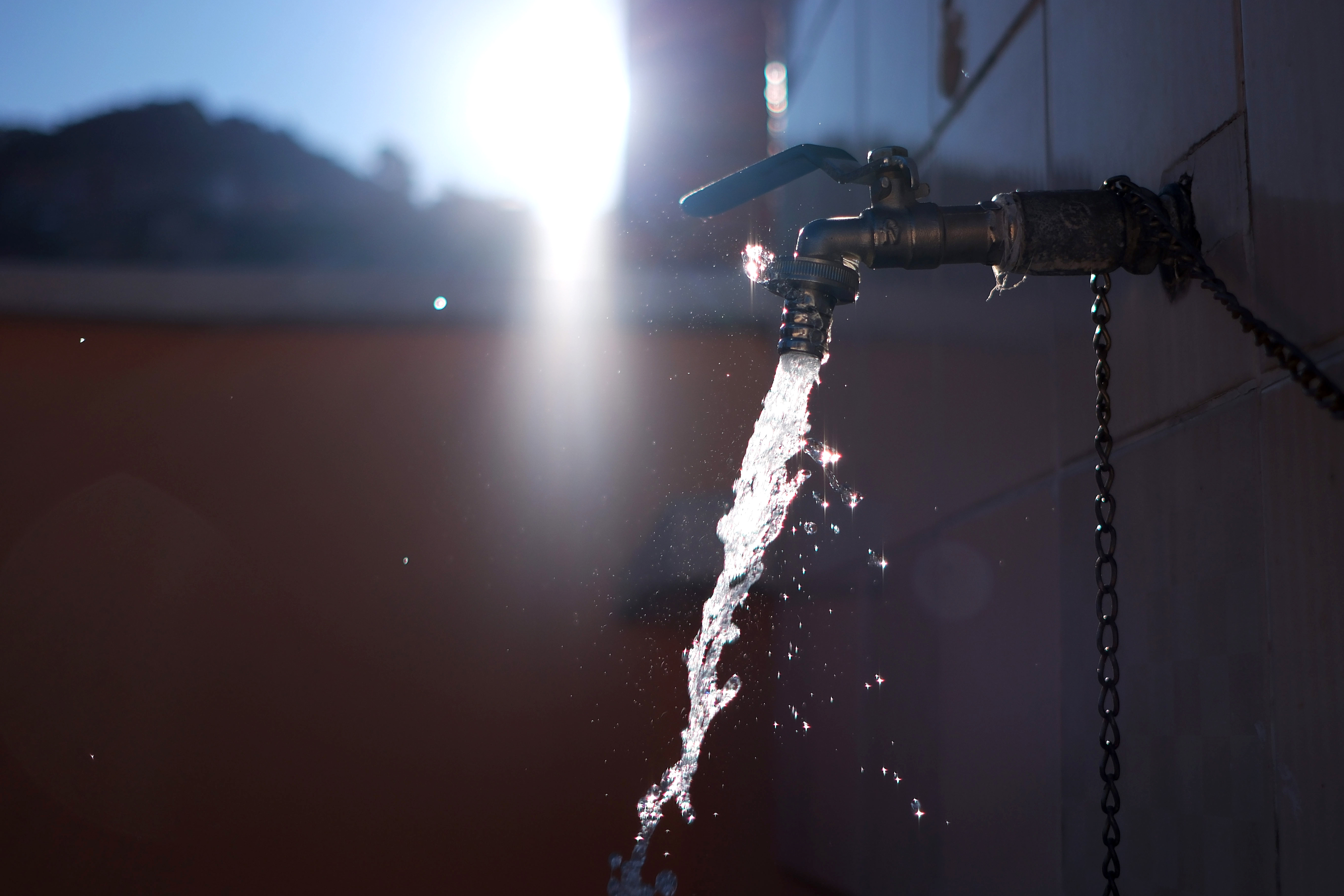 AME3021. LA PAZ (BOLIVIA), 30/05/2023.- Un grifo deja caer agua en un domicilio, el 30 de Mayo del 2023, en La Paz (Bolivia). Tomar una ducha ya no es una situación normal en algunos barrios en La Paz, en el último mes decenas de vecinos reportaron varios síntomas como ardor en los ojos y estornudos constantes luego de ducharse, por lo que al ver que no eran casos aislados se juntaron para exigir a las autoridades bolivianas análisis sobre la calidad del agua que llega a sus hogares. EFE/Luis Gandarillas