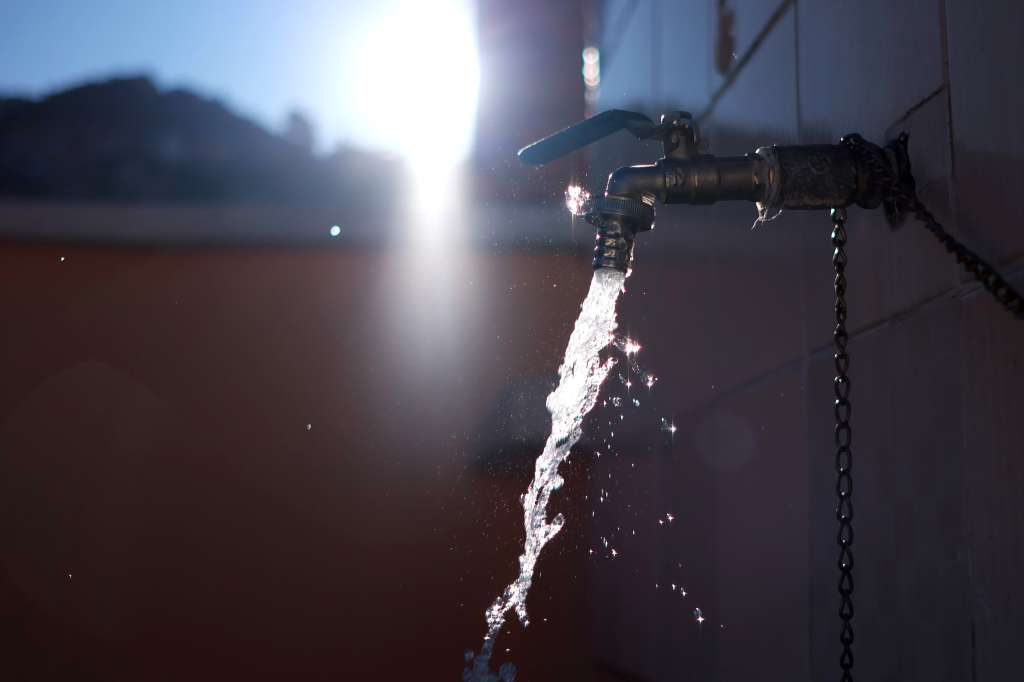AME3021. LA PAZ (BOLIVIA), 30/05/2023.- Un grifo deja caer agua en un domicilio, el 30 de Mayo del 2023, en La Paz (Bolivia). Tomar una ducha ya no es una situación normal en algunos barrios en La Paz, en el último mes decenas de vecinos reportaron varios síntomas como ardor en los ojos y estornudos constantes luego de ducharse, por lo que al ver que no eran casos aislados se juntaron para exigir a las autoridades bolivianas análisis sobre la calidad del agua que llega a sus hogares. EFE/Luis Gandarillas