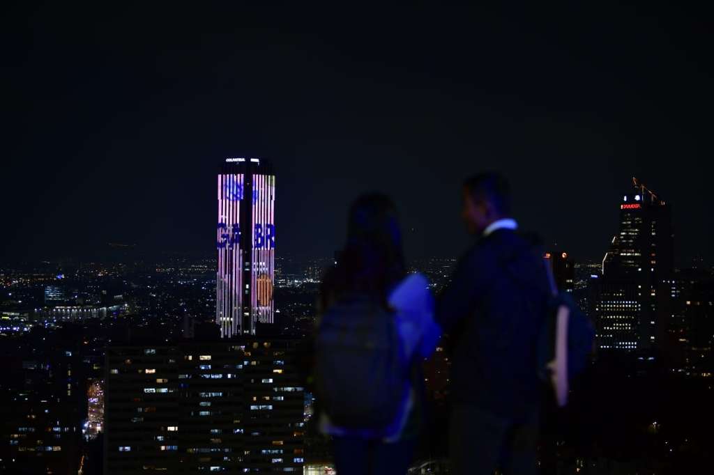 Esta es la primera vez que el libro de un autor colombiano protagonizó la iluminación de esta edificación emblemática de la capital.