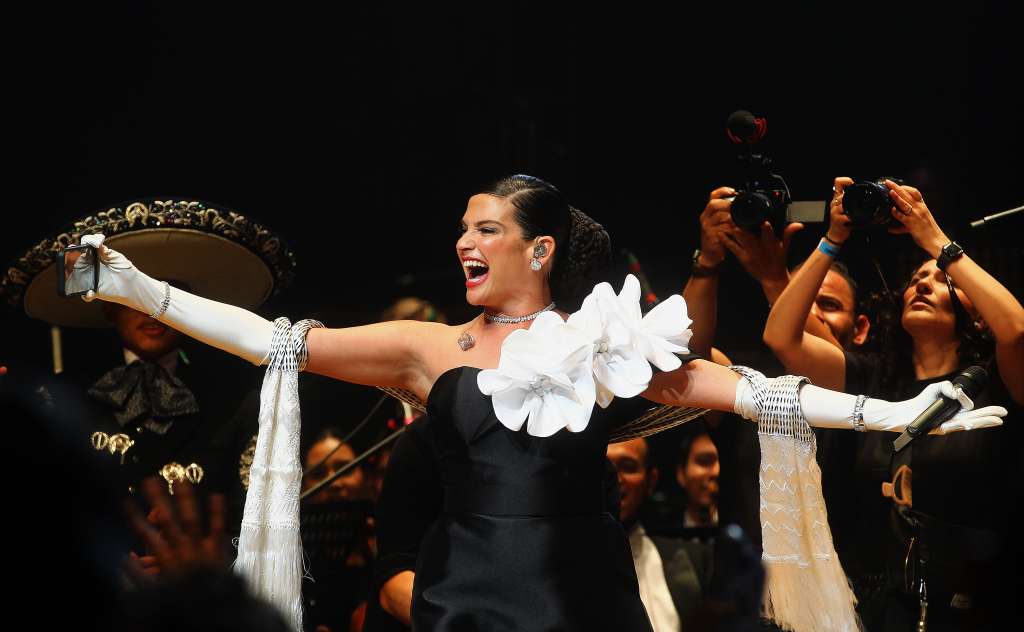 MEX7035. LEÓN (MÉXICO), 29/08/2024.- La cantante española Natalia Jiménez se presenta durante un concierto, el 27 de agosto de 2024, en el Teatro Bicentenario de la ciudad de León, en Guanajuato (México). La artista, conocida por interpretar música mexicana, está dispuesta a incursionar en los cada vez más populares corridos tumbados, pero siempre y cuando no aborden temas "dañinos", según expresó este jueves a EFE. EFE/Luis Ramírez
