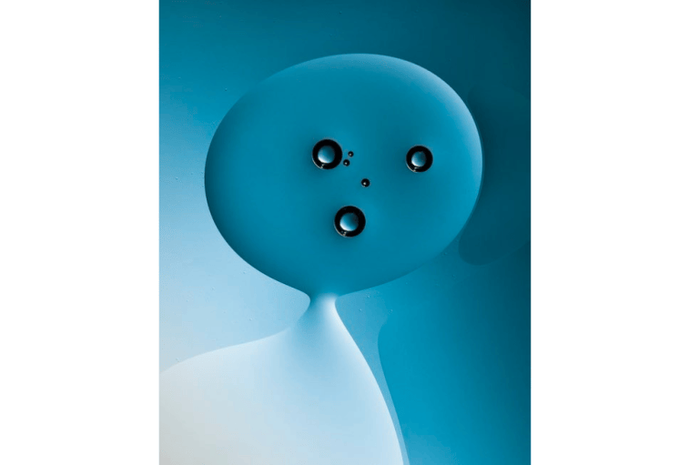Imagen que captura dos gotas de aceite uniéndose.