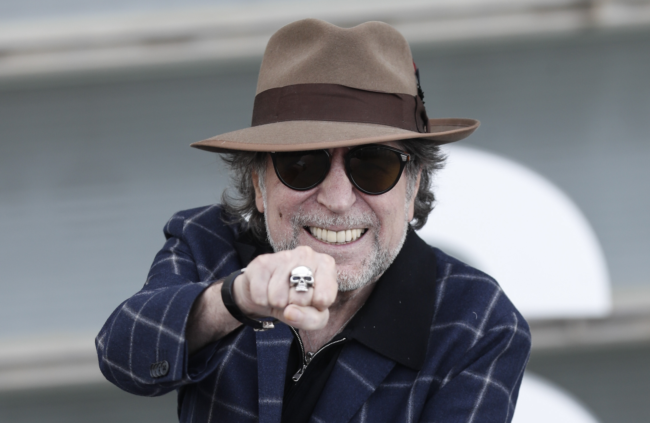 GRAFCAV9820. SAN SEBASTIÁN (ESPAÑA), 17/09/2022.- El cantante Joaquín Sabina, posa este sábado tras la presentación de su película "Sintiéndolo mucho", de Fernando León de Aranoa, durante la celebración del Festival Internacional de Cine de San Sebastián. EFE/ Juan Herrero.