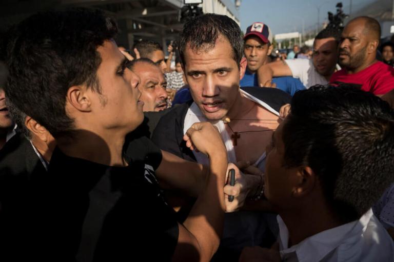 Guaidó es recibido con una paliza y abucheos de oficialistas al aterrizar en Caracas