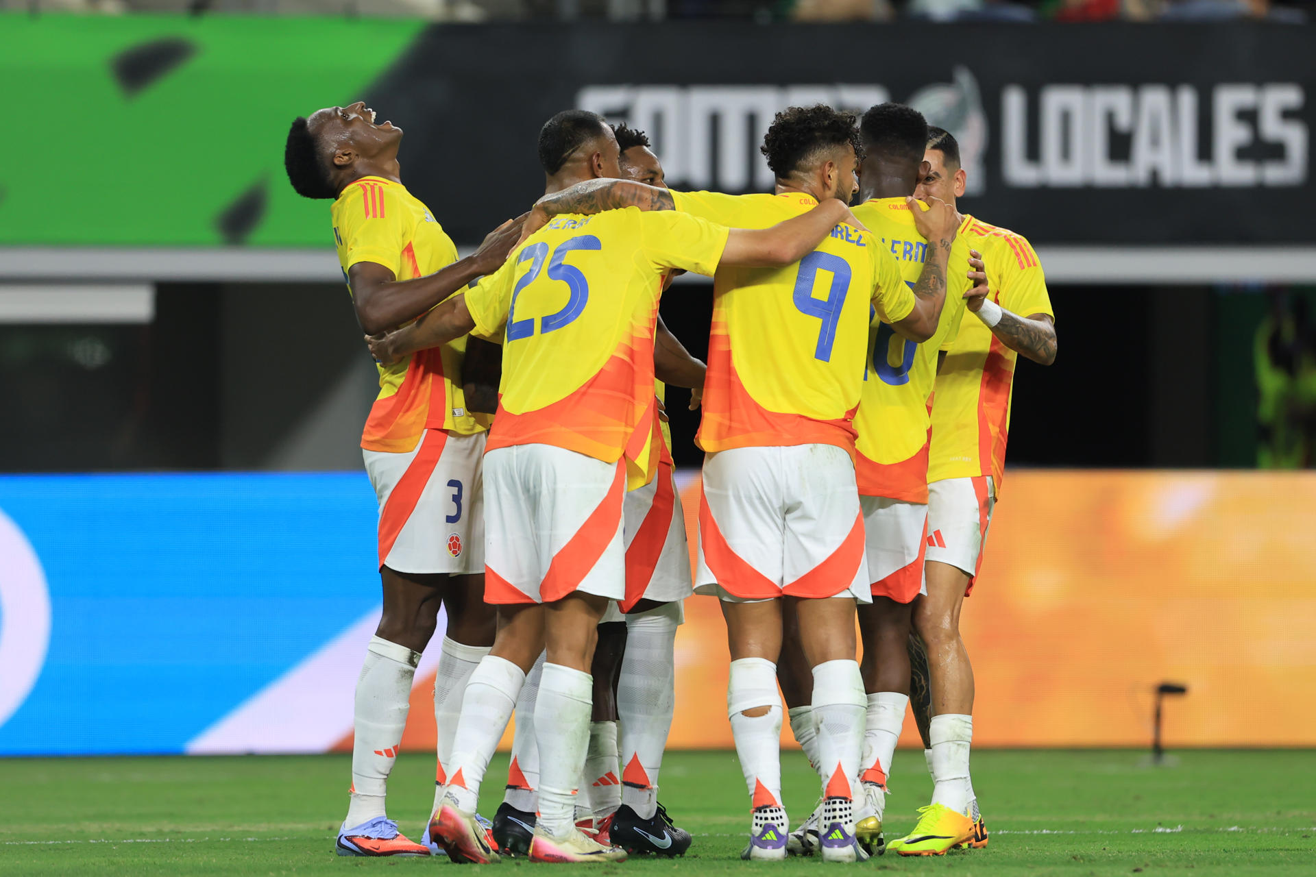 AMDEP6151. ARLINGTON (ESTADOS UNIDOS), 11/10/2025.- Jugadores de Colombia celebran un gol este sábado, durante un partido de preparación para la Copa Mundial 2026 entre México y Colombia en el estadio AT&T en Arlington (EE.UU.). EFE/ Carlos Ramírez