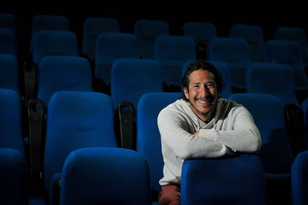 El cucuteño Elkin Díaz en la sala de cine del centro comercial Avenida Chile, de Bogotá, en el lanzamiento para medios de la película “Shakespeare, los espías de Dios”, de Dago García. / Gustavo Torrijos
