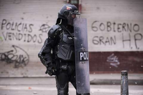 En desmanes y enfrentamientos terminaron protestas de bicitaxistas en Bogotá