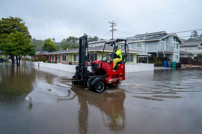 Rio Del Mar (United States), 11/01/2023.- Streets are flooded during a storm in Rio Del Mar, California, USA, 11 January 2023. California Governor Gavin Newsom proclaimed a state of emergency due to the winter storms. Many California counties are under flood warnings. (Estados Unidos) EFE/EPA/LIPO CHING